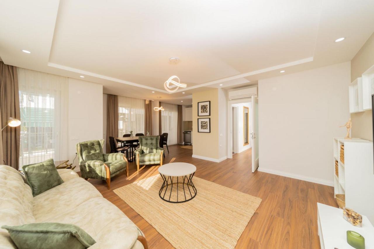 Central Flat With Balcony Near Sea In Muratpasa Daire