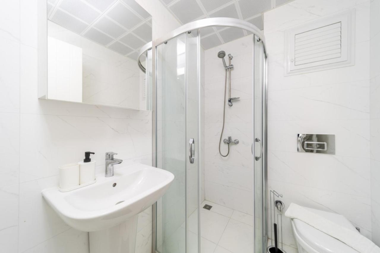 Central Flat With Balcony Near Sea In Muratpasa Daire *